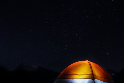 橙色的帐篷在夜空下
